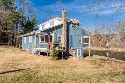 Spacious Cottage Getaway with Hot Tub near the Shenandoah River, Virginia - glamping.directory