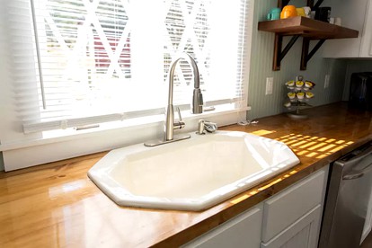 Spacious Cottage Getaway with Hot Tub near the Shenandoah River, Virginia - Elkton, Virginia - glamping.directory