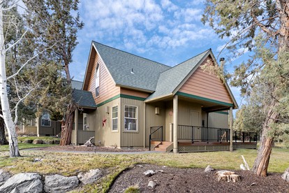 Luminous Cabin with Modern Interior and Barbecue in Redmond, Oregon - Redmond, Oregon - glamping.directory