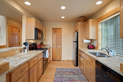 Luminous Cabin with Modern Interior and Barbecue in Redmond, Oregon - Redmond, Oregon - glamping.directory