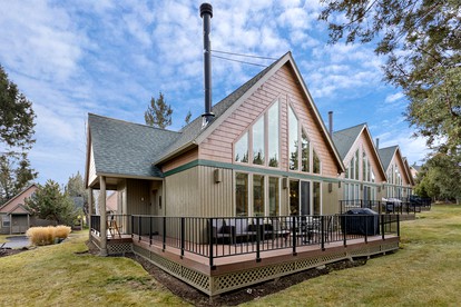 Luminous Cabin with Modern Interior and Barbecue in Redmond, Oregon - glamping.directory