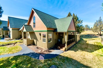 Luminous Cabin with Modern Interior and Barbecue in Redmond, Oregon - Redmond, Oregon - glamping.directory