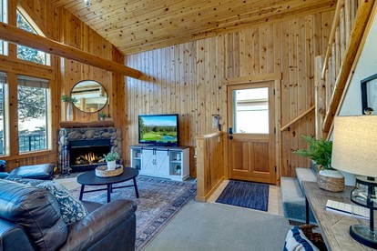 Luminous Cabin with Modern Interior and Barbecue in Redmond, Oregon - Redmond, Oregon - glamping.directory