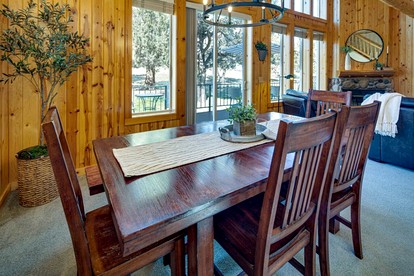 Luminous Cabin with Modern Interior and Barbecue in Redmond, Oregon - Redmond, Oregon - glamping.directory