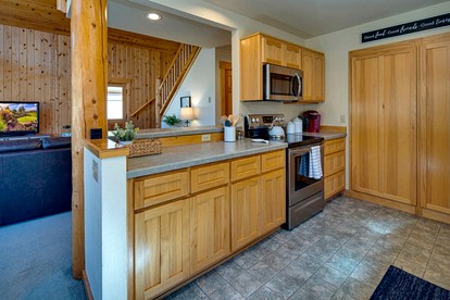 Luminous Cabin with Modern Interior and Barbecue in Redmond, Oregon - Redmond, Oregon - glamping.directory