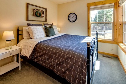 Luminous Cabin with Modern Interior and Barbecue in Redmond, Oregon - Redmond, Oregon - glamping.directory