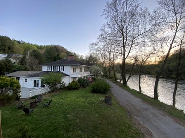Idyllic Pet-Friendly Riverside Retreat with Hot Tub near Great Smoky Mountains, Bryson City, North Carolina - glamping.directory