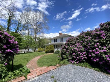 Idyllic Pet-Friendly Riverside Retreat with Hot Tub near Great Smoky Mountains, Bryson City, North Carolina - Bryson City, North Carolina - glamping.directory