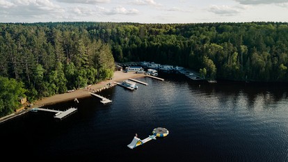 Spacious Sportsman Houseboat with Water Slide Near Babbitt, MN – Perfect for Fishing Adventures and Group Getaways - Babbitt, Minnesota - glamping.directory