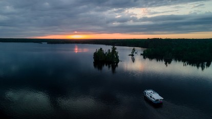 Spacious Sportsman Houseboat with Water Slide Near Babbitt, MN – Perfect for Fishing Adventures and Group Getaways - Babbitt, Minnesota - glamping.directory