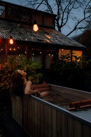 Romantic Cottage for Couples Getaway near Portland | Oregon Rentals - Silverton, Oregon - glamping.directory