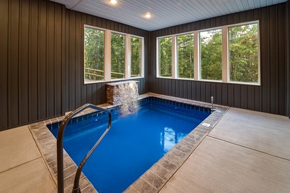 Stunning Spacious Cabin with Fire Pit, Game Room, Jacuzzi and Deck in TN - Gatlinburg, Tennessee - glamping.directory