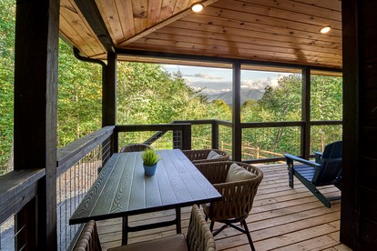 Stunning Spacious Cabin with Fire Pit, Game Room, Jacuzzi and Deck in TN - Gatlinburg, Tennessee - glamping.directory