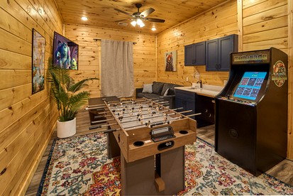 Stunning Spacious Cabin with Fire Pit, Game Room, Jacuzzi and Deck in TN - Gatlinburg, Tennessee - glamping.directory