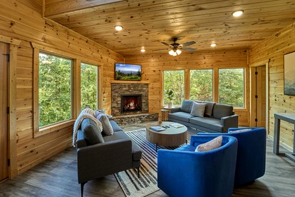 Stunning Spacious Cabin with Fire Pit, Game Room, Jacuzzi and Deck in TN - Gatlinburg, Tennessee - glamping.directory