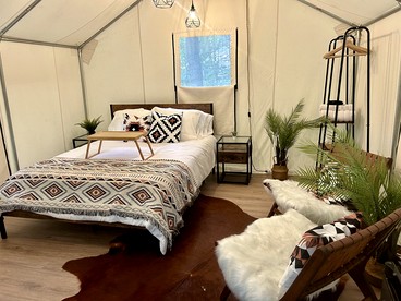 Equipped Glamping Tent with Modern Interior in Shippenville, Pennsylvania - Shippenville, Pennsylvania - glamping.directory