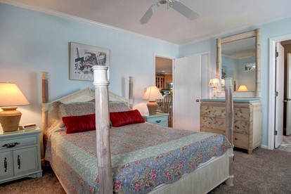 Peaceful Ocean Getaway with Outdoor Pool in Holden Beach, North Carolina - Holden Beach, North Carolina - glamping.directory