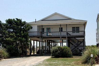 Peaceful Ocean Getaway with Outdoor Pool in Holden Beach, North Carolina - glamping.directory
