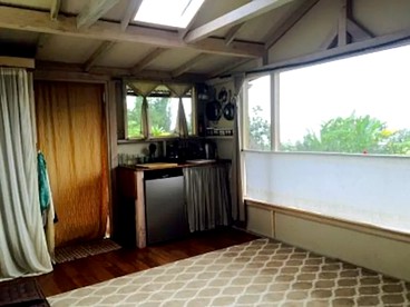 Rustic Elevated Cabin Rental with Ocean Views in Hawaii - Captain Cook, Hawaii - glamping.directory