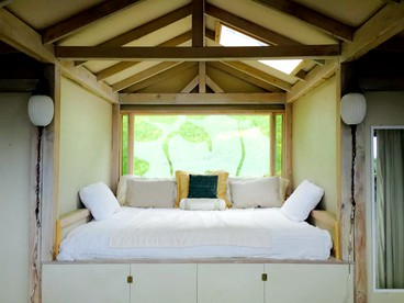 Rustic Elevated Cabin Rental with Ocean Views in Hawaii - Captain Cook, Hawaii - glamping.directory