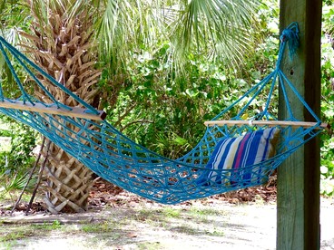 Serene Island Cottage with Screened Porch near Little Gasparilla Beach, Florida - Placida, Florida - glamping.directory
