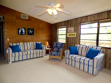 Serene Island Cottage with Screened Porch near Little Gasparilla Beach, Florida - Placida, Florida - glamping.directory