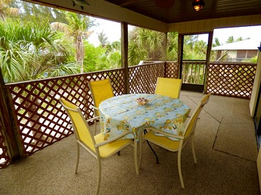 Serene Island Cottage with Screened Porch near Little Gasparilla Beach, Florida - Placida, Florida - glamping.directory