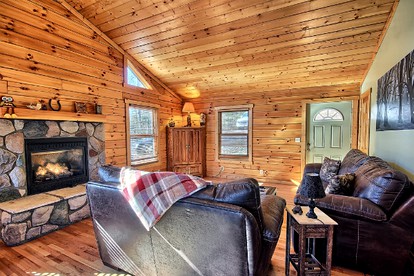 Romantic Cabin in Luxurious Cabin in Hocking Hills, Ohio - Logan, Ohio - glamping.directory