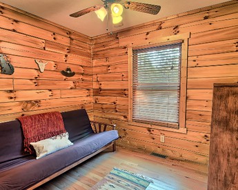 Romantic Cabin in Luxurious Cabin in Hocking Hills, Ohio - Logan, Ohio - glamping.directory