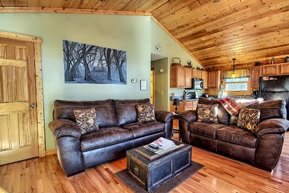 Romantic Cabin in Luxurious Cabin in Hocking Hills, Ohio - Logan, Ohio - glamping.directory