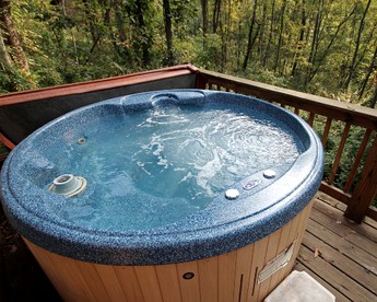 Romantic Cabin in Luxurious Cabin in Hocking Hills, Ohio - Logan, Ohio - glamping.directory