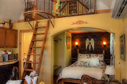 Charming Cottage Rental on a Bed and Breakfast near Downtown Fredericksburg, Texas - Fredericksburg, Texas - glamping.directory