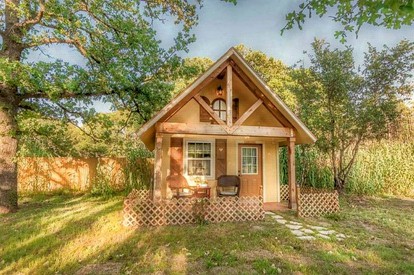Charming Cottage Rental on a Bed and Breakfast near Downtown Fredericksburg, Texas - Fredericksburg, Texas - glamping.directory