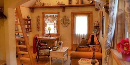 Charming Cottage Rental on a Bed and Breakfast near Downtown Fredericksburg, Texas - Fredericksburg, Texas - glamping.directory