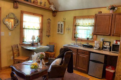 Charming Cottage Rental on a Bed and Breakfast near Downtown Fredericksburg, Texas - Fredericksburg, Texas - glamping.directory