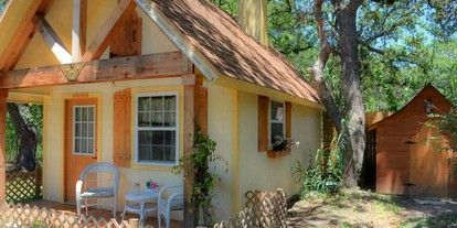 Charming Cottage Rental on a Bed and Breakfast near Downtown Fredericksburg, Texas - Fredericksburg, Texas - glamping.directory