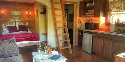 Charming Cottage Rental on a Bed and Breakfast near Downtown Fredericksburg, Texas - Fredericksburg, Texas - glamping.directory