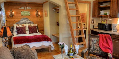 Charming Cottage Rental on a Bed and Breakfast near Downtown Fredericksburg, Texas - Fredericksburg, Texas - glamping.directory