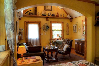 Charming Cottage Rental on a Bed and Breakfast near Downtown Fredericksburg, Texas - Fredericksburg, Texas - glamping.directory