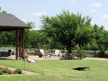 Spacious Waterfront Villa Rental for Weekend Getaways near Dallas, Texas - Howe, Texas - glamping.directory