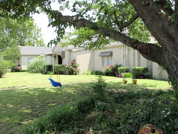 Spacious Waterfront Villa Rental for Weekend Getaways near Dallas, Texas - Howe, Texas - glamping.directory