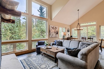 Beautiful Pet-Friendly Cabin with a Hot Tub in Breckenridge, Colorado - Amazing Spot for a Glamping Mountain Getaway - Breckenridge, Colorado - glamping.directory