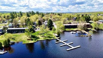 Relaxing Waterfront Getaway with Breathtaking Views in Greenville, Maine - Greenville, Maine - glamping.directory