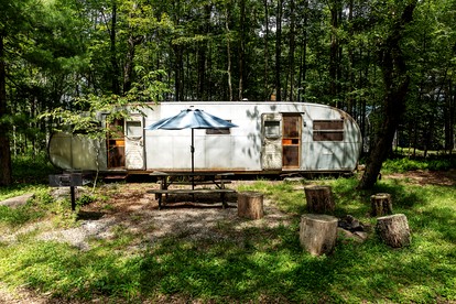 Gorgeous Fully Restored Caravan Nestled in the Trees Along Silver Lake for a Unique Vacation in Woodridge, New York - Woodridge, New York - glamping.directory