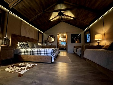 Beautiful Lakefront Glamping Cabin with Fire Pit and Lake Views near Austin, Texas - Bastrop , Texas - glamping.directory