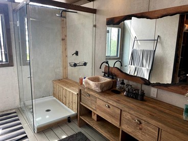 Beautiful Lakefront Glamping Cabin with Fire Pit and Lake Views near Austin, Texas - Bastrop , Texas - glamping.directory