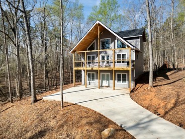 Spacious Family Cabin with Lake Hartwell Access in Westminster, South Carolina - glamping.directory