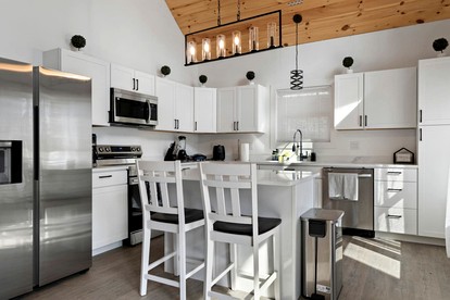 Spacious Family Cabin with Lake Hartwell Access in Westminster, South Carolina - Westminster, South Carolina - glamping.directory