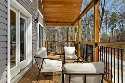 Spacious Family Cabin with Lake Hartwell Access in Westminster, South Carolina - Westminster, South Carolina - glamping.directory