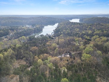Spacious Family Cabin with Lake Hartwell Access in Westminster, South Carolina - Westminster, South Carolina - glamping.directory